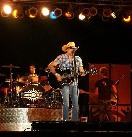 Jason Aldean performing with his band in 2008. photo: Dlindner0, Wikipedia.