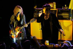 Nancy and Ann Wilson playing at a charity concert for the Canary Foundation in 2007. (photo: Fatcat125 and Wikipedia)
