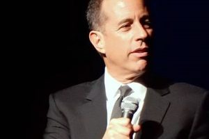 Jerry Seinfeld at the mic in 2016. (photo: slgckgc and Wikipedia)