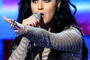 Katy Perry singing in a 2016 concert. photo: Ali Shaker/VOA and Wikipedia.