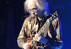 Steve Howe playing his Gibson ES-175 guitar in a 2013 concert at the Beacon Theater. photo: SolarScott and Wikipedia.