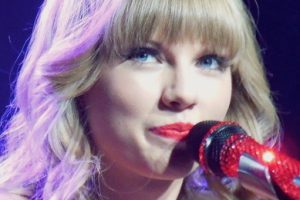 Taylor Swift at the mic. photo: Jana Zillis.