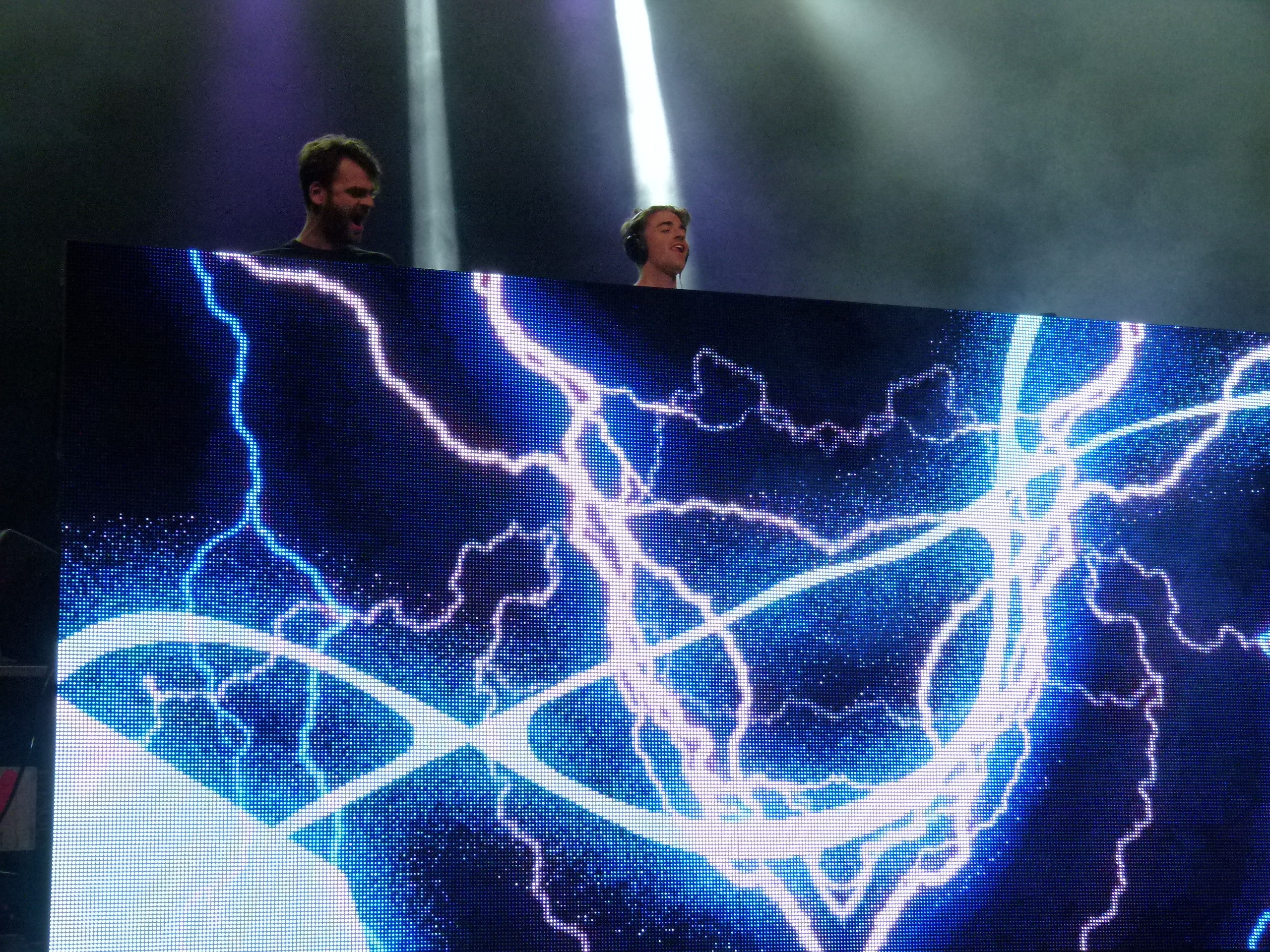 Alex Pall (l.) and Andrew Taggart (r.) of the The Chainsmokers creating electrifying music.