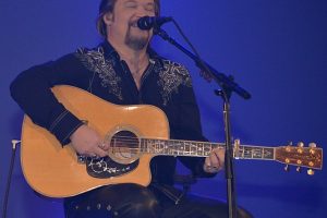 Travis Tritt performing in 2014. (photo: Paula R. Lively and Wikipedia)