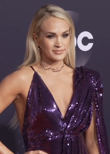 Carrie Underwood at the 2019 American Music Awards. (Photo: Cosmopolitan UK)