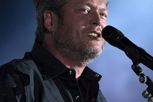 Blake Shelton performing during the 2017 Department of Defense Warrior Games opening ceremonies at Soldier Field in Chicago. (DoD photo by EJ Hersom)