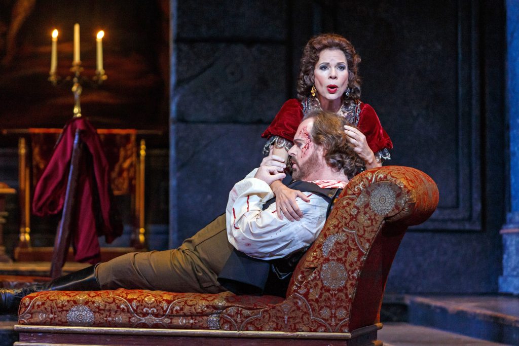 Diva Floria Tosca (Ana María Martínez) comforts her lover Cavaradossi (Jonathan Burton), confessing her resolve to his intended fate: death by firing squad.