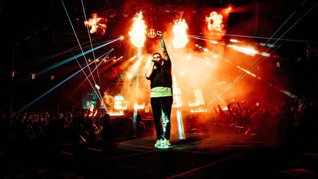 Brent Smith, Shinedown's lead singer, on the center platform with fire effects behind him. (Photo Credit: Carter Louthian, taken at MSG)