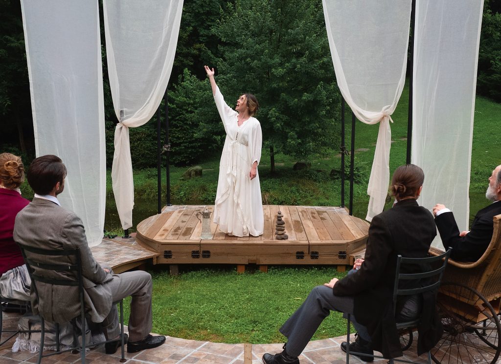 Nina (Julia Rocha), acting her first role onstage for a select private audience, laments the vanishing of all life forms throughout the universe. Apparently she is an entity representing what's left of them.