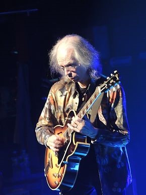 Steve Howe playing his Gibson ES-175 guitar in a 2013 concert at the Beacon Theater. photo: SolarScott and Wikipedia.