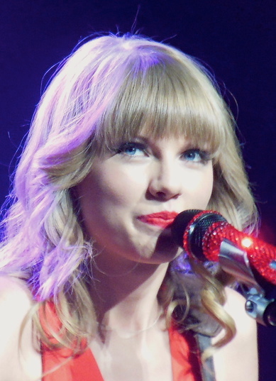 Taylor Swift at the mic. photo: Jana Zillis.