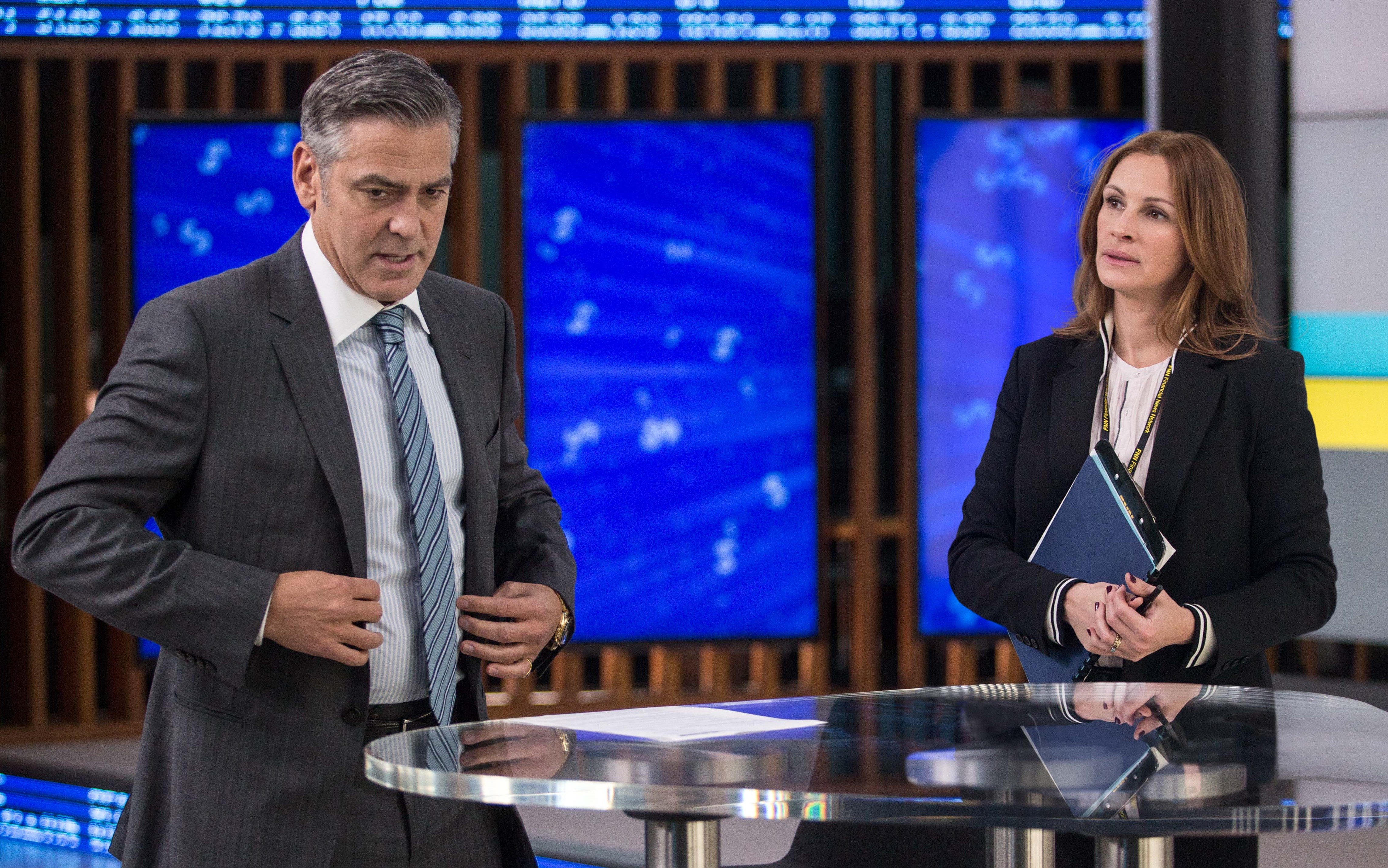 Julia Roberts and George Clooney have a pre-show chat before the taping of Clooney's show 'Money Monster.'